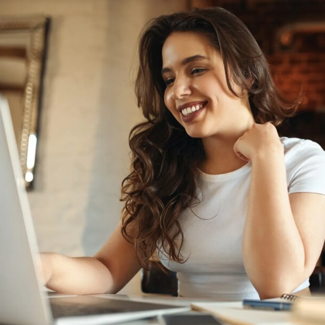 empresária de sucesso com um plano de marketing
